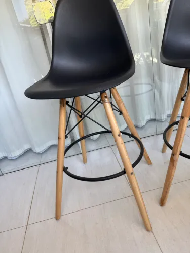Kit 2 Banquetas Cadeiras Alta Charles Eames, pés ainda com plástico.