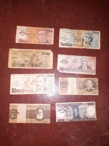 Cédulas antigas em miniaturas