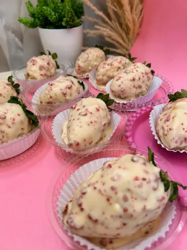 Morango cravejado e torta