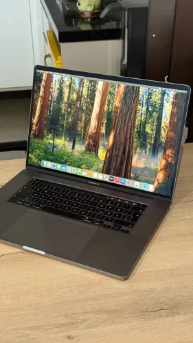 Macbook Pro 2019 (32GB Ram | Intel Core i9 | 512GB SSD | Radeon Pro 5300M 4GB) - Loja!
