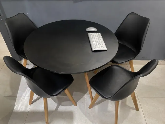 Mesa redonda muito nova 90cm 4 cadeiras