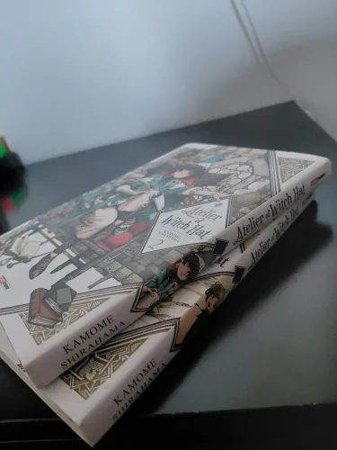 1° e 2° mangá de volume de "Atelier of Witch Hat"