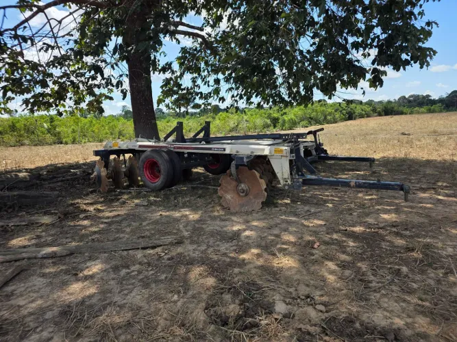 Implementos agricolas: Grade aradora, grade niveladora e calcariadora