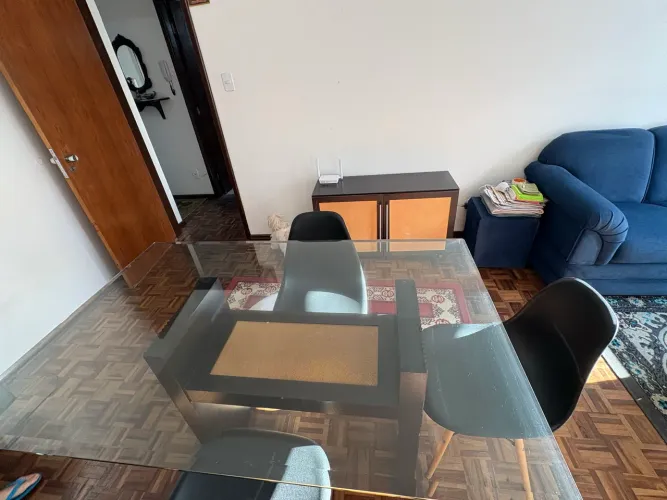 Mesa com 4 cadeiras e balcão