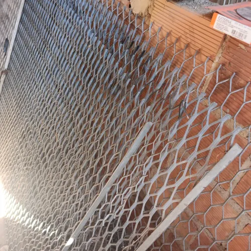 6 grades de aço galvanizada expandida medindo 2,08x1,20, 3mm R$ 200 cada