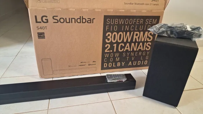 Soundbar LG S40T na caixa