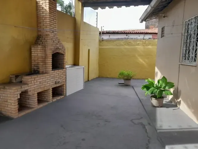 Casa ampla na Parangaba, 3 quartos, 6 vagas!!!