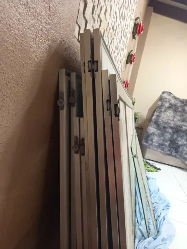 Portas de espelho e alumínio