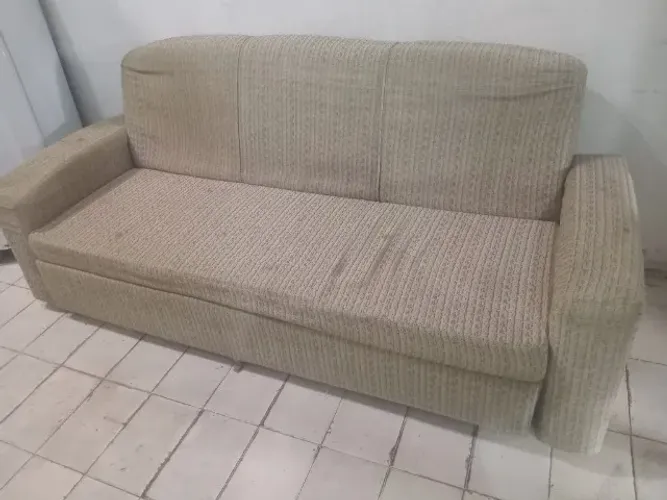 Sofá cama de madeira legítima em ótimo estado.