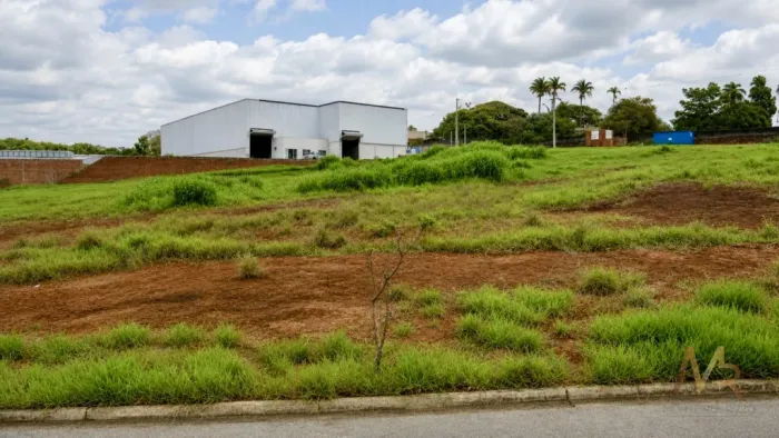Terreno no Parque das bromélias, São João da Boa Vista, na beira da estrada, ótima oportun