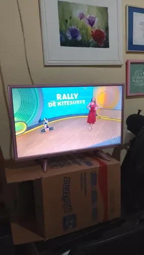 Tv Philco 24 polegadas não é smart ,pouco usada cor rosa