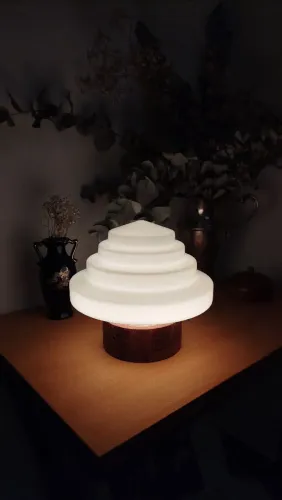 Luminária com base em madeira torneada segmentada, cúpula de opalina no formato escadinha