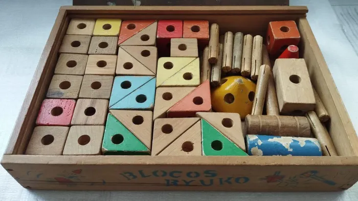 Brinquedo Blocos de montar Ryuko, em madeira, anos 60, com desgastes do uso.