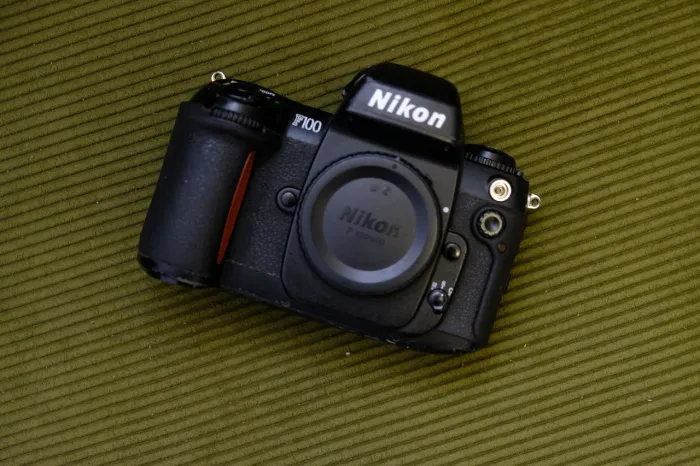 Nikon F100