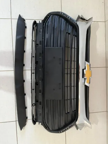 Peças para grade frontal da Tracker 2021