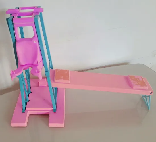 Sucata antiga Barbie na Academia