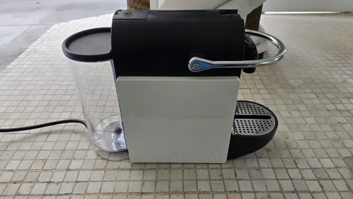 Cafeteira Nespresso modelo D50 semi nova so nao tenho mais a caixa dela funcionando