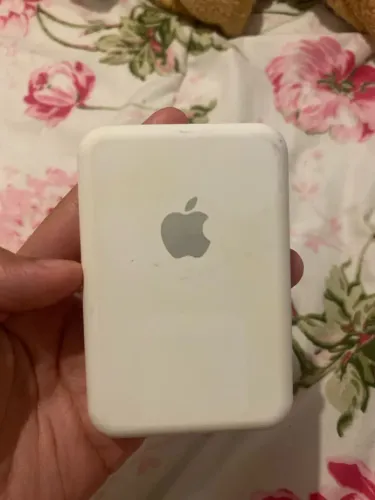 VENDE- se bateria portátil magnética POWE BANK com carregamento por indução MagSafe