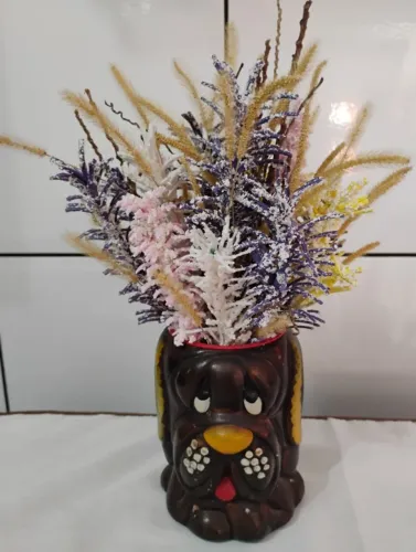 Vaso se cerâmica com arranjo