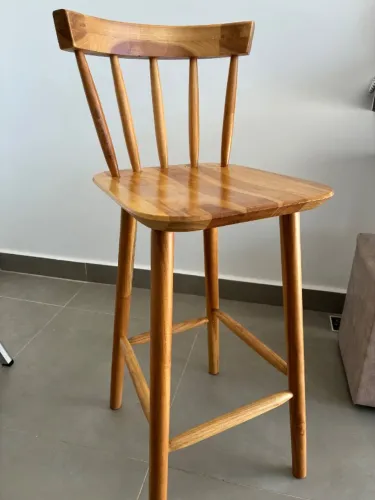 Banqueta Alta Tok Stok em Cajueiro Japonês