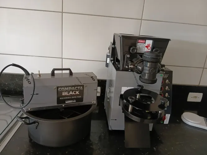 ? Vendo ou troco Conjunto Masseira 5kg + Modeladora de Salgados BLACK MIX - Compacta<br>