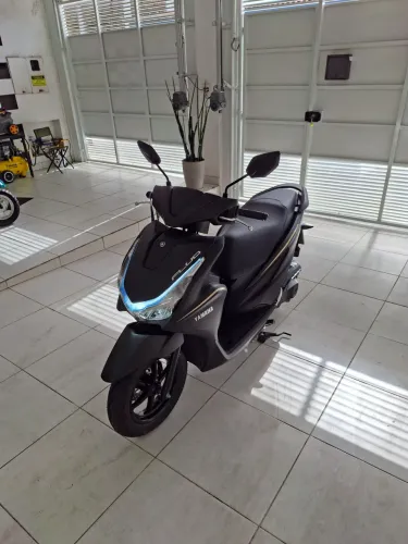Yamaha Fluo 125 connected