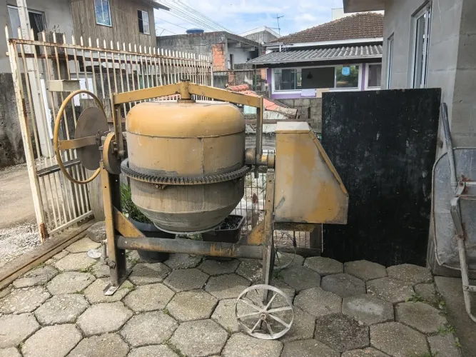 Vendo Betoneira semi nava pouquíssimo tempo de uso *