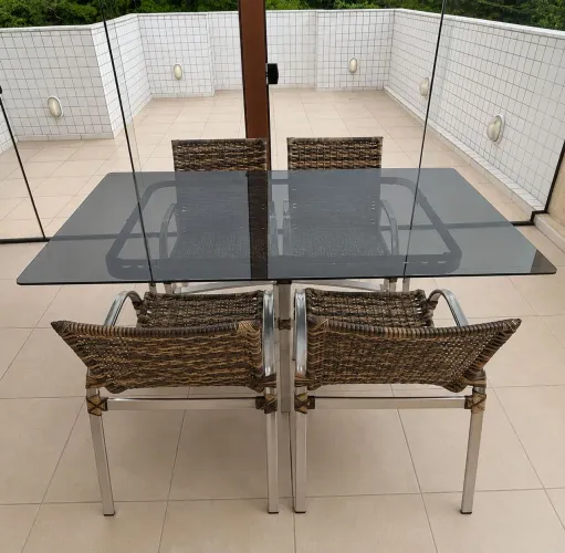 Mesa de vidro base de alumínio com 4 cadeiras  fibra natural 1.65 x 0.90