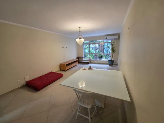 ALUGUEL DE APARTAMENTO SEMI MOBILIADO DE 150m2 COM 3 DORMS , 2 SUÍTE E 2 VAGAS DEMARCADAS