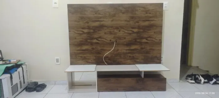 Painel para TV usado, em bom estado, pronto para uso!