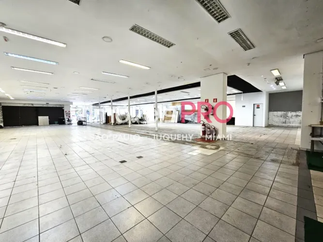 Imóvel comercial de esquina com dois pavimentos