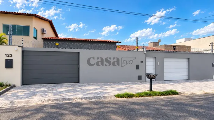 Casa 3 quartos sendo 1 suíte, com piscina.