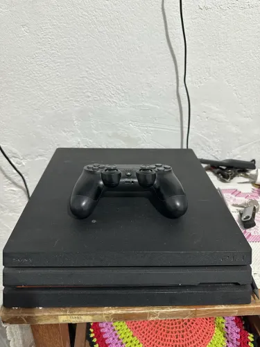 VENDE-SE PS4 PRO 1TB, FUNCIONANDO TUDO PERFEITAMENTE.
