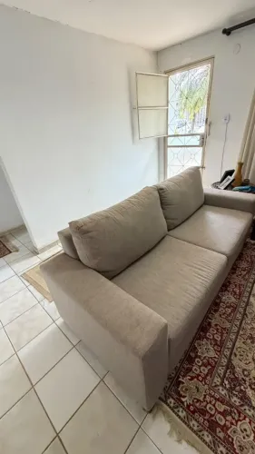 Vendo sofá feito sob medida, com estrutura de madeira, braços estofados e tecido em tom be