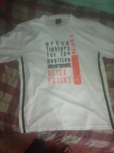 camiseta masculina branca estilo esportivo