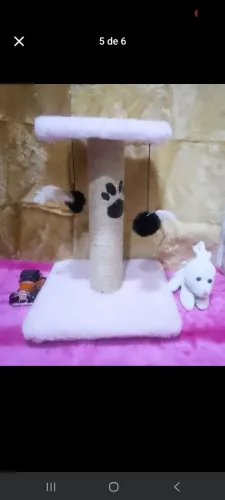 Arranhador e brinquedo para gatos