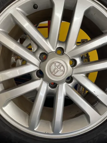 RODAS DE HILUX ARO COM PNEUS EM EXELENTE ESTADO VL4300.00 TR * OU ZAP *