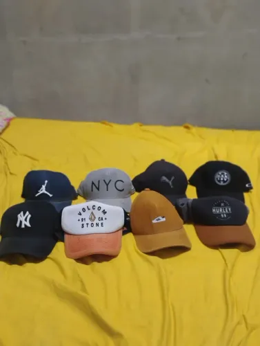 BONÉS DE MARCA VARIADAS TODOS ORIGIGINAIS(USADOS) E BOM ESTADO,150,00 REAIS!