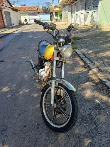 Intruder 125 amarela