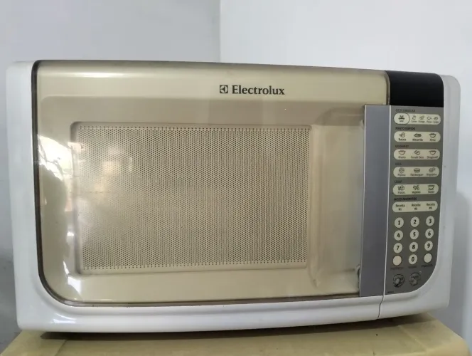 Forno microondas Eletrolux funcionando tudo