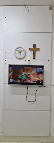 Painel em MDF branco, 270x100cm, para fixar TV