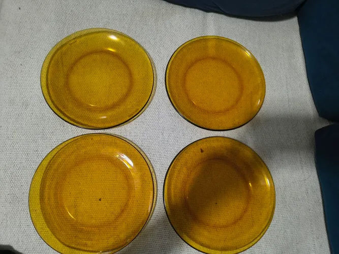 Quatro pratos de sobremesa Duralex âmbar