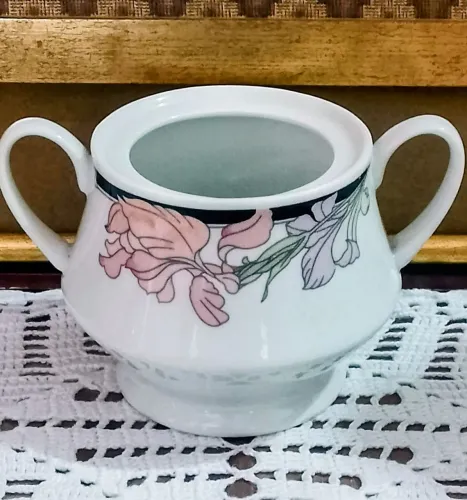 Açucareiro de porcelana Gibson 9 cm de altura.Sem tampa
