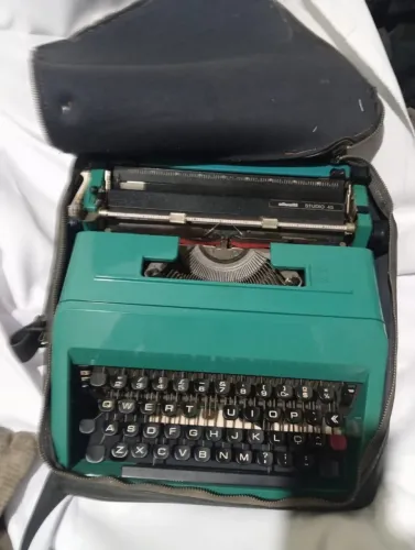 Máquina datilográfica olivetti