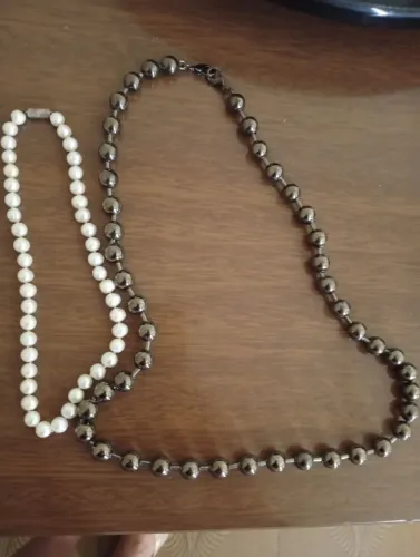 Vendo cordões de pérola os 5 por 800 Reais.