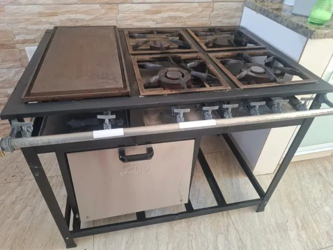 Fogão industrial com chapa e forno