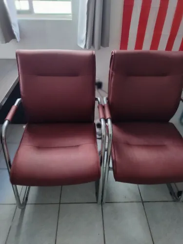 Mesa e cadeiras para escritório.