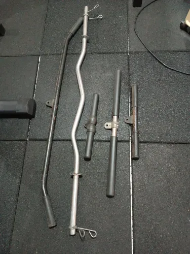 Barra W novinha e mais quatro puxadores usados..