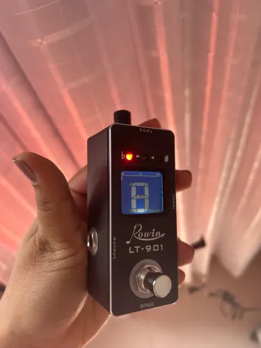 Pedal afinador Rowin LT-901 + fonte com 5 saídas