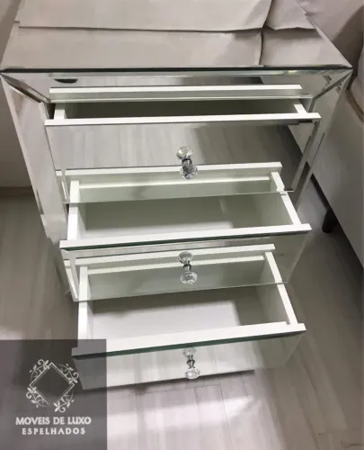 Mesa de cabeceira espelhada